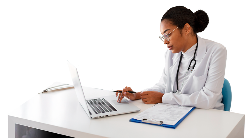 Médica usando notebook